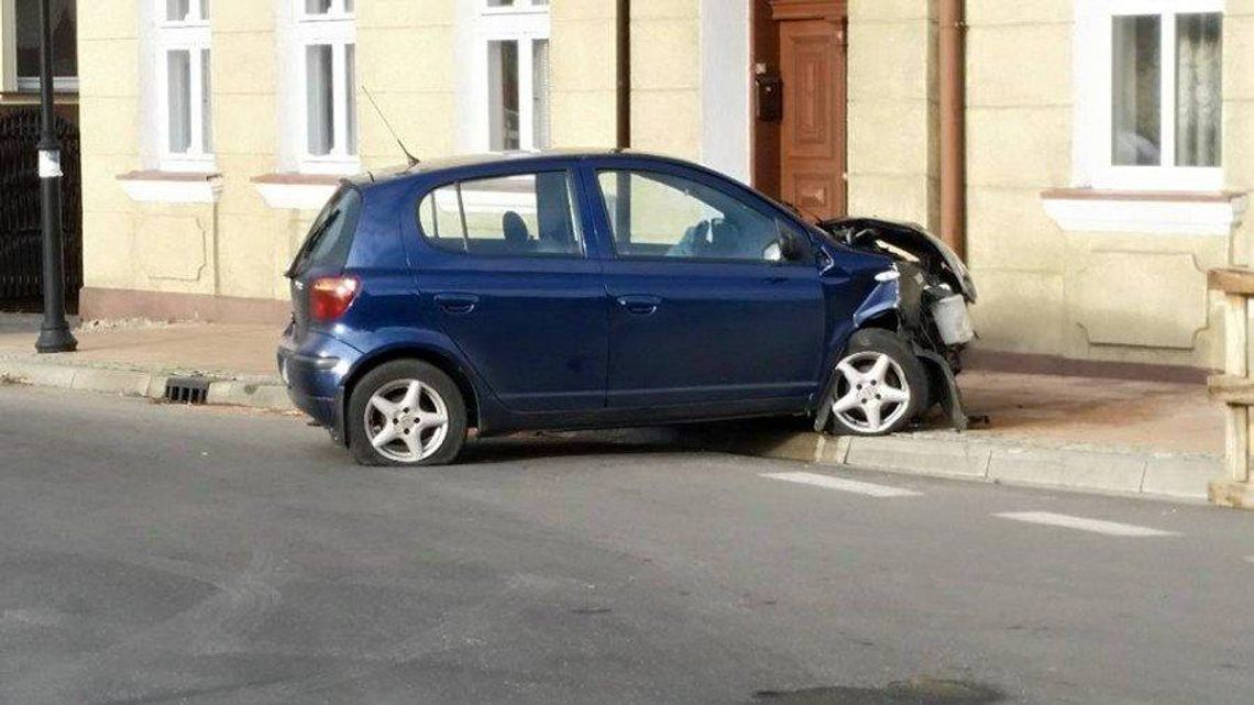 69-latek zasłabł za kierownicą. Wjechał w dom