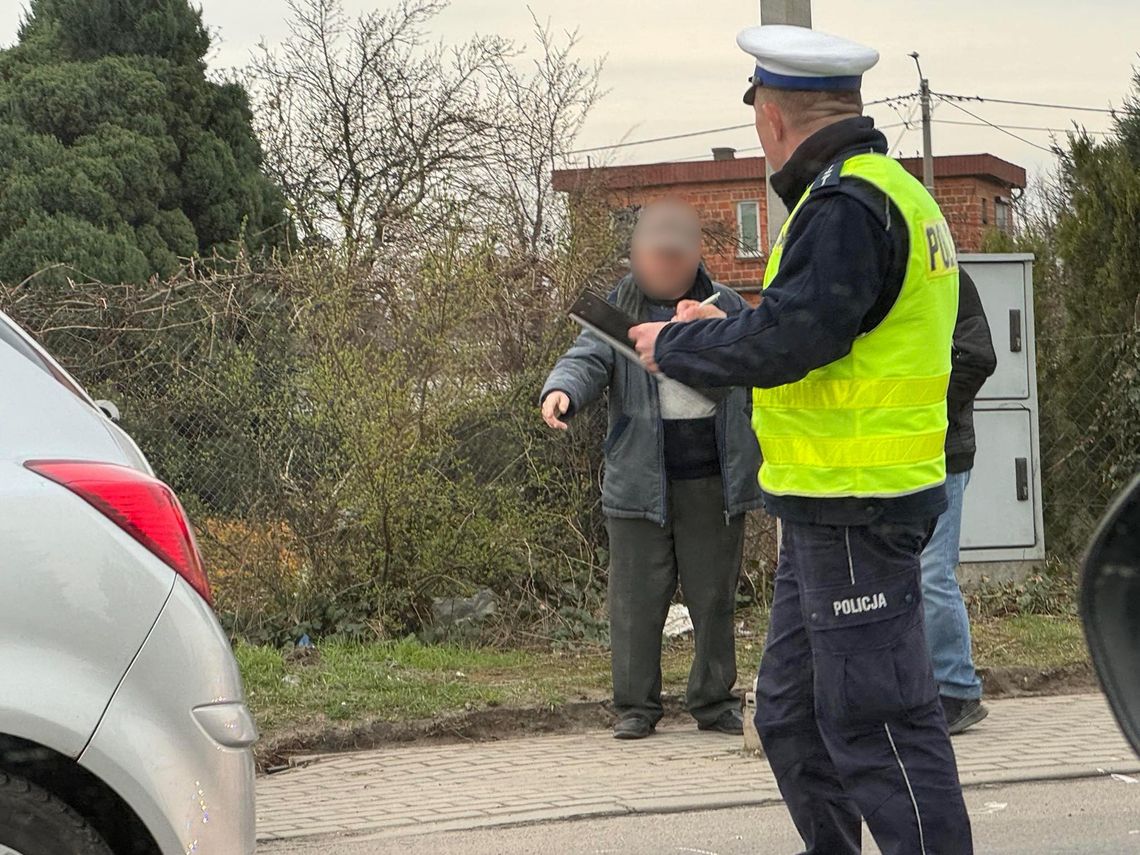 79-latek w Corsie wjechał w kobietę na pasach