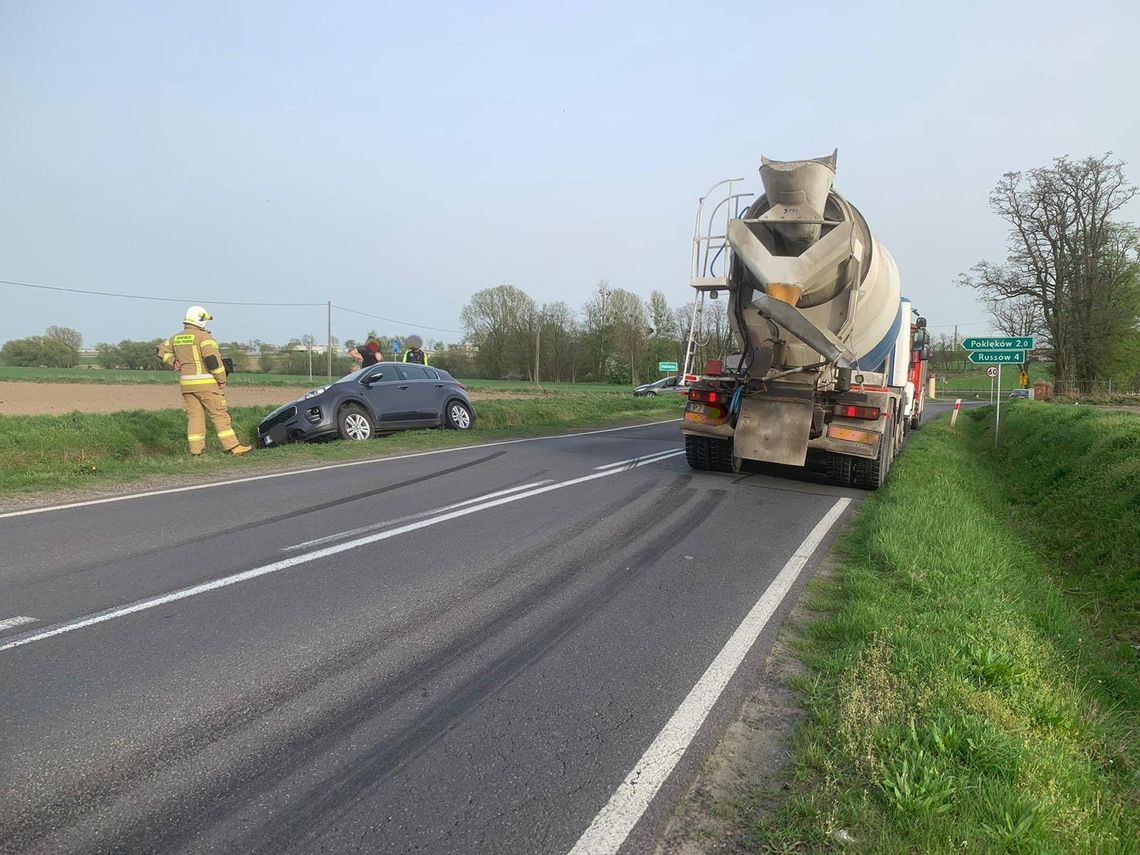 Chciał uniknąć czołówki. Auto w rowie, kobieta w szpitalu