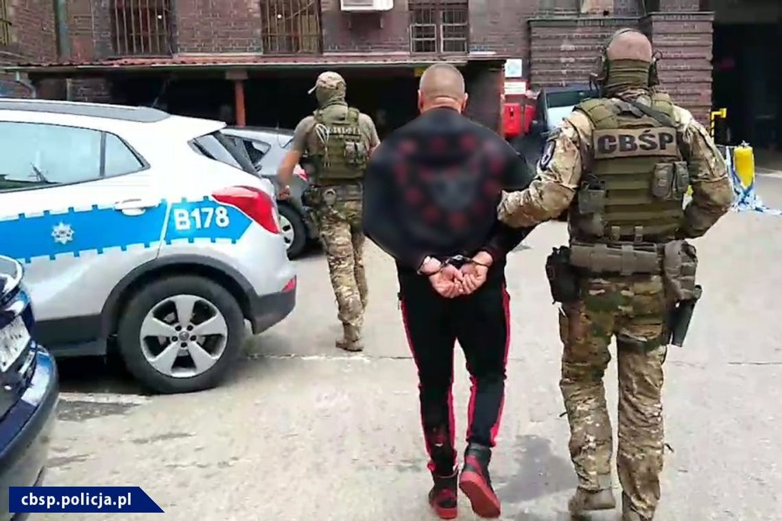 Akcja CBŚP o świcie. Zatrzymania i blokada ulicy Akcja CBŚP o świcie. Zatrzymania i blokada ulicy