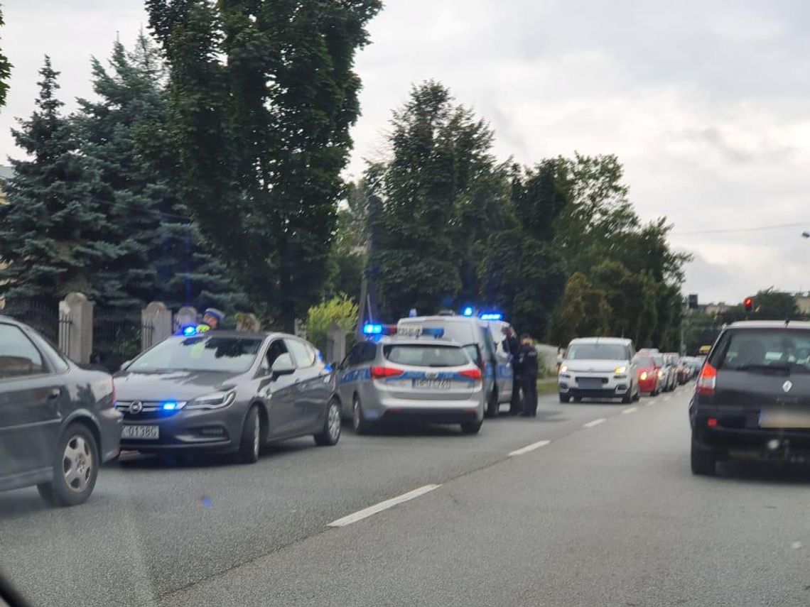 Akcja policji na ul. Legionów. Trzech Gruzinów obserwujących domy zatrzymanych po telefonie od mieszkańców