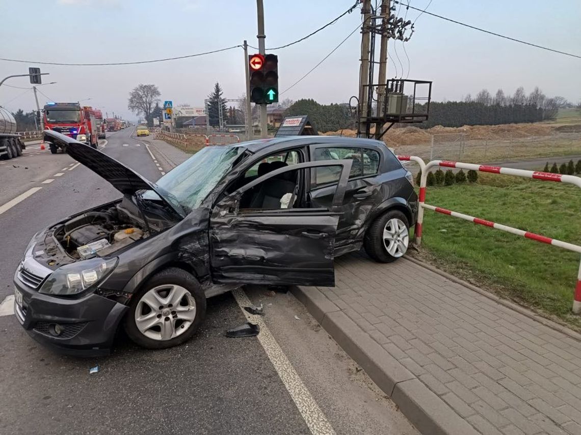 Akcja służb na Łódzkiej. Zderzenie osobówki z ciężarówką