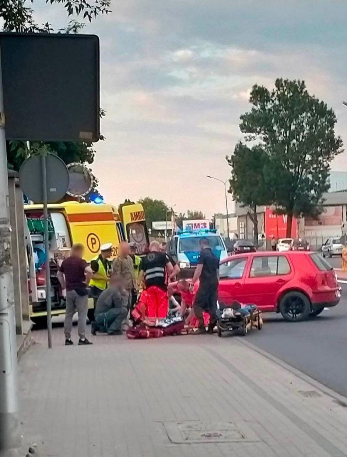 Akcja służb przy Wrocławskiej. 20-latek skręcał w lewo i potrącił rowerzystę