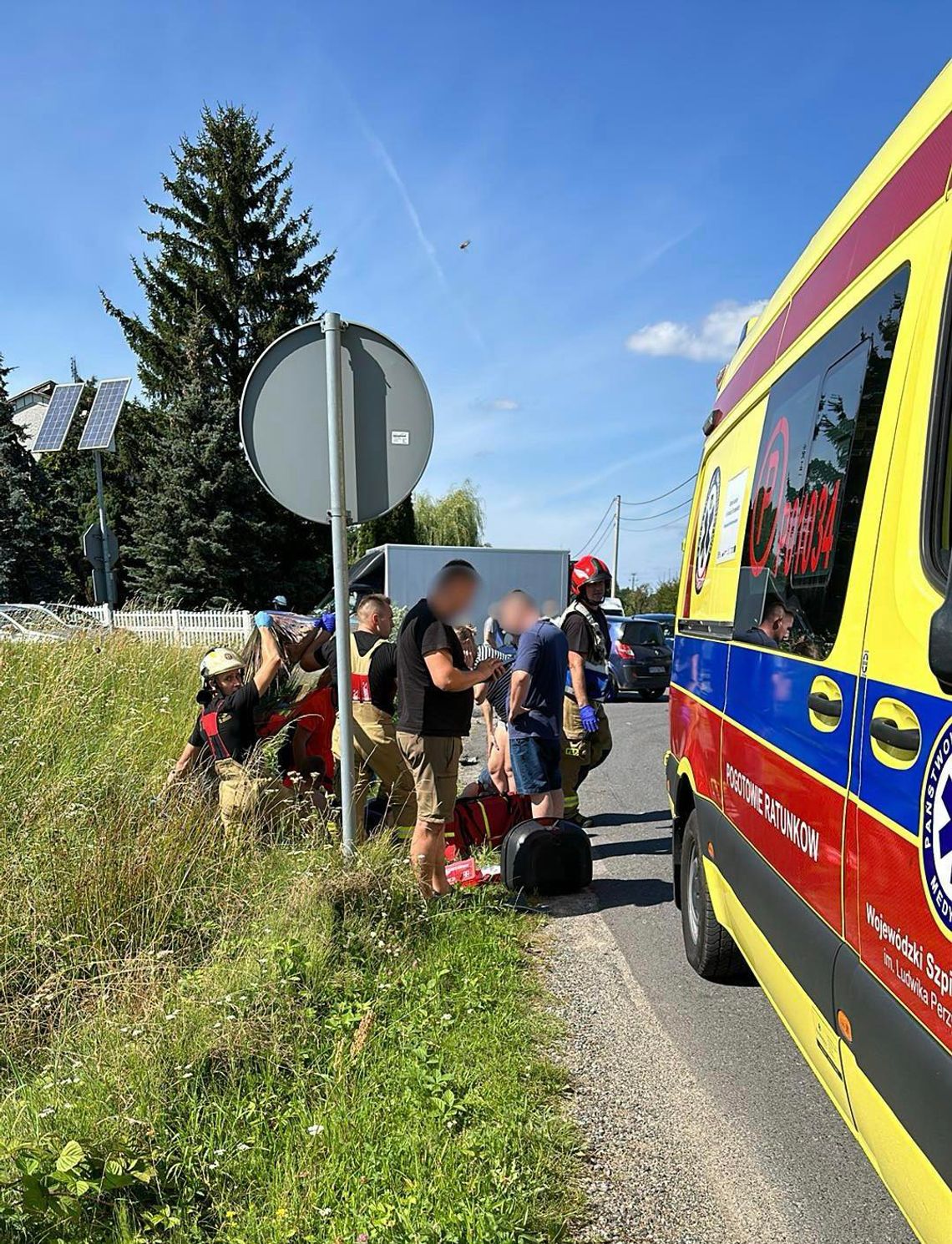 Akcja służb w powiecie kaliskim. Motocyklista zderzył się z osobówką