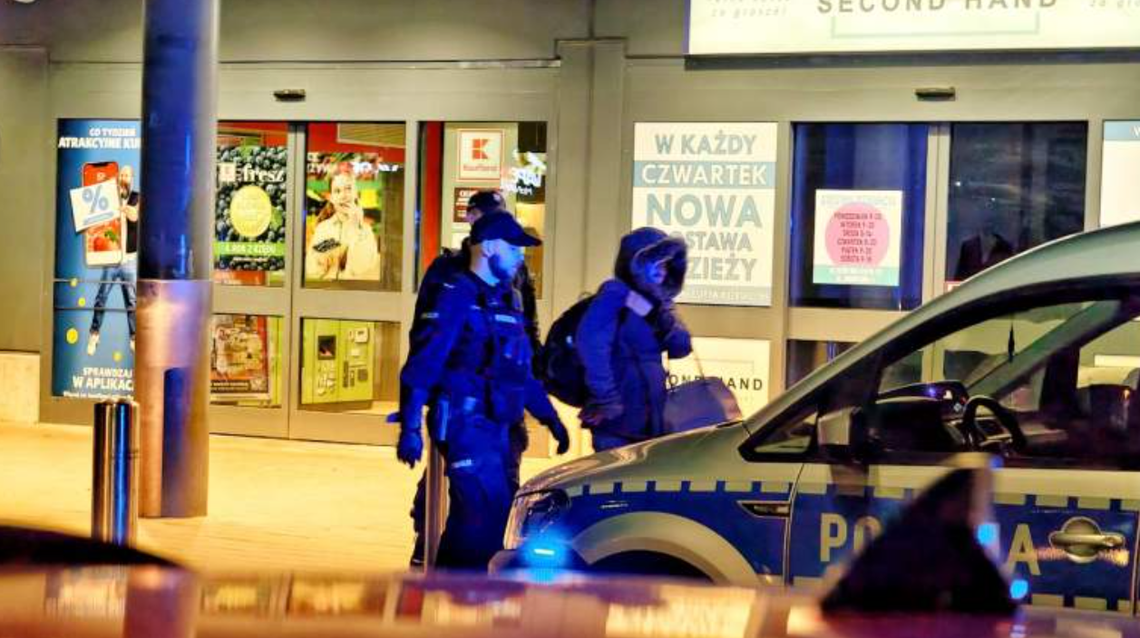 Akcja służb w... toalecie. W tle nadmiar alkoholu Akcja służb w... toalecie. W tle nadmiar alkoholu