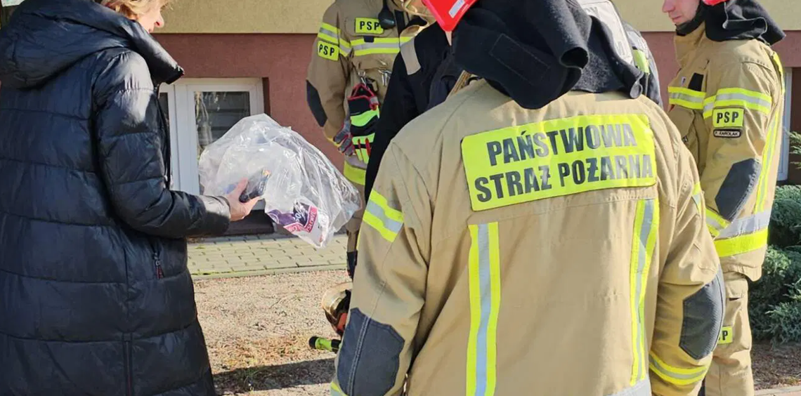 Akcja strażaków w ostrowskiej podstawówce. Uczniowi wybuchł telefon w kieszeni!