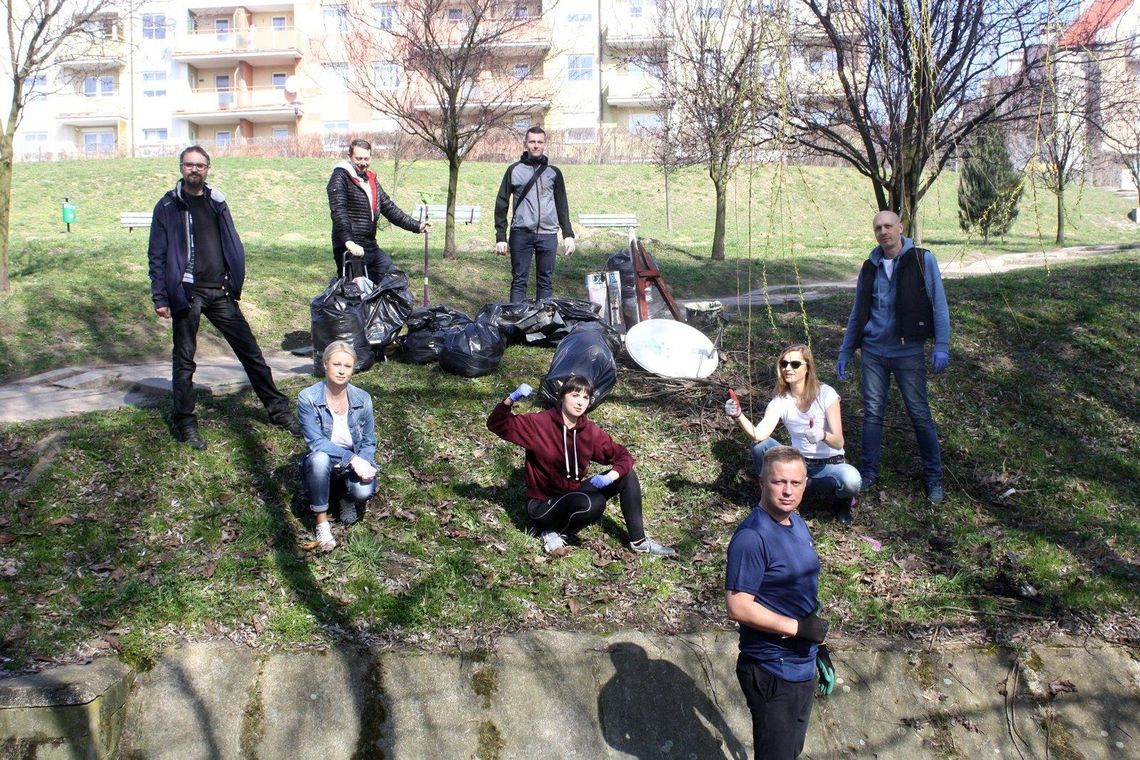 Akcja symboliczna, ale czystość w parku całkiem praktyczna WIDEO i ZDJĘCIA