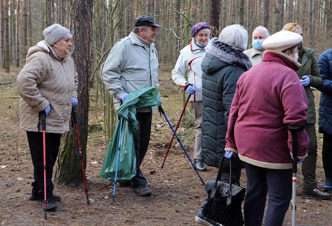 Aktywni seniorzy. Grupa kaliszan regularnie ćwiczy i porządkuje Las Winiarski ZDJĘCIA