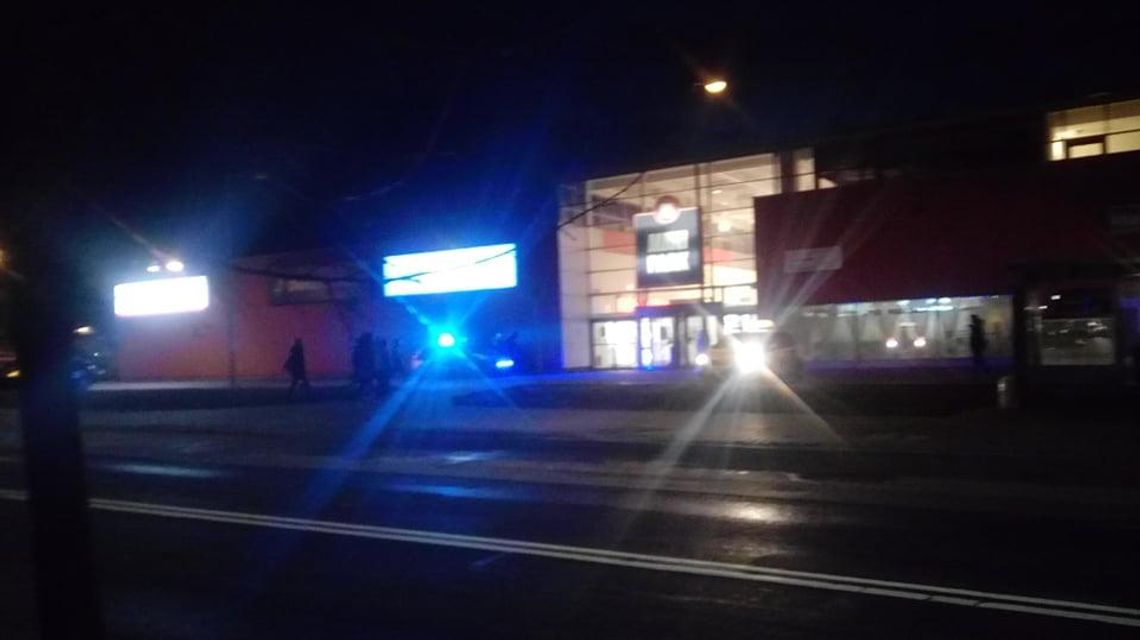Alarm bombowy na Dobrzecu. Policja ewakuowała centrum handlowe