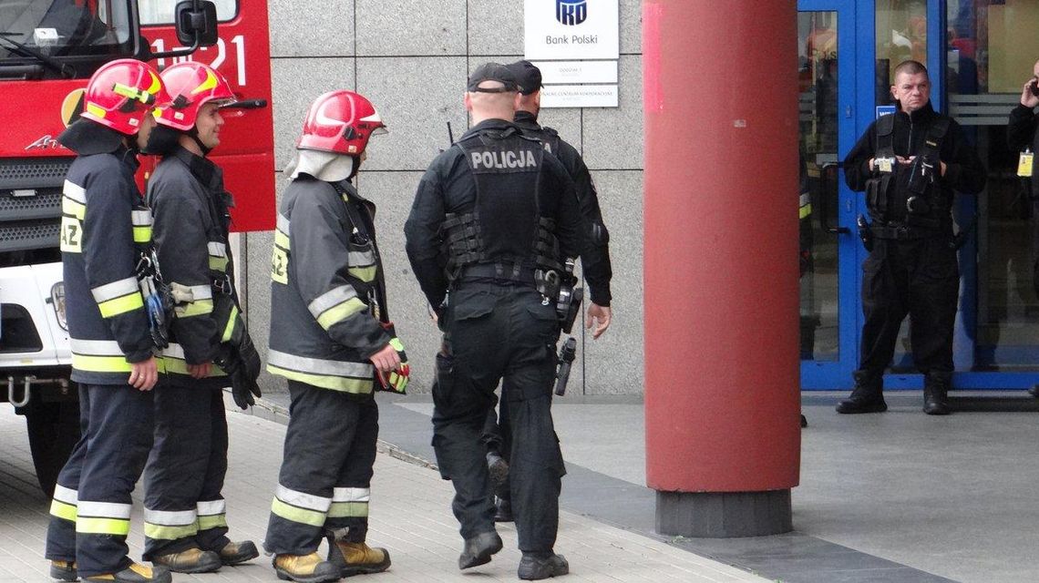 Alarm pożarowy w banku PKO BP. W akcji pięć zastępów straży pożarnej ZDJĘCIA