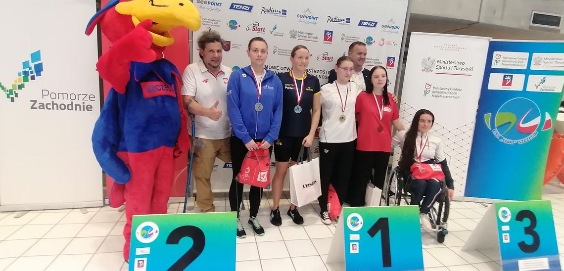Alicja Piec z medalem pływackich Mistrzostw Polski