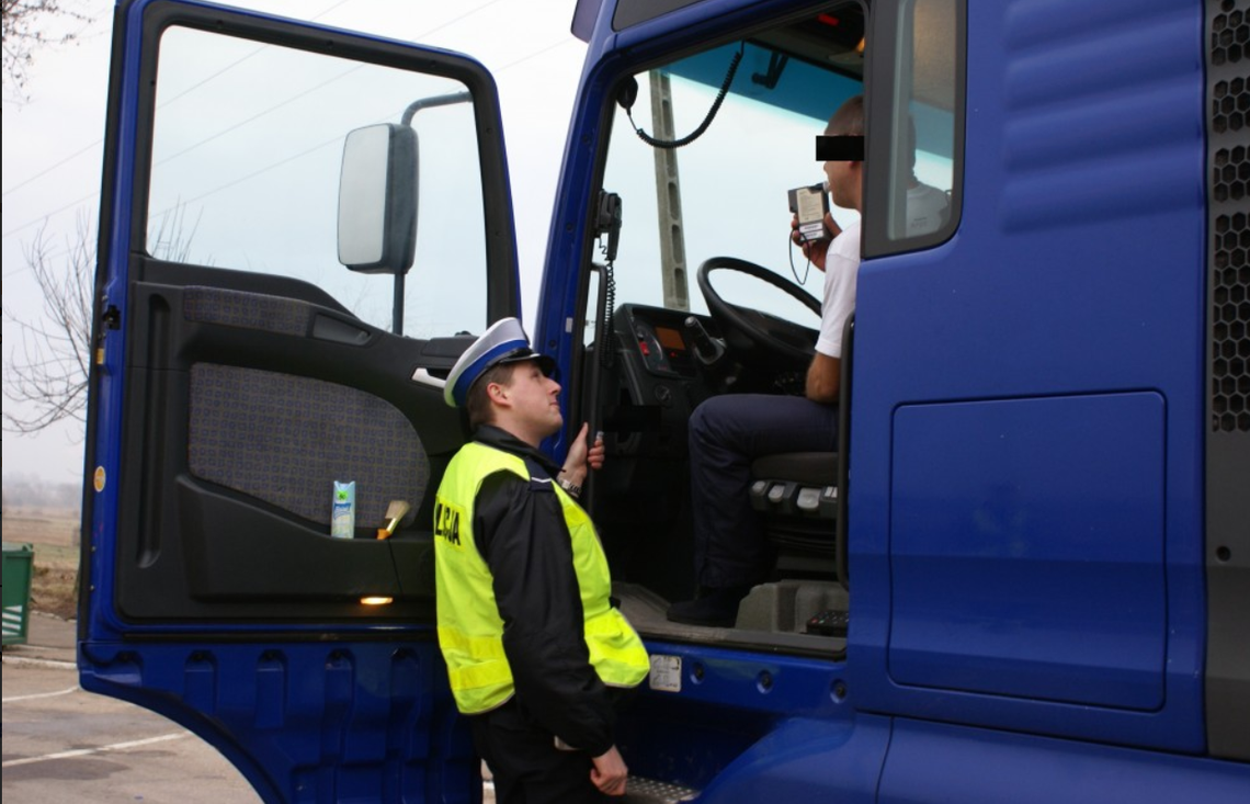 Alkohol i wielotonowy pojazd. Obcokrajowiec zatrzymany na drodze