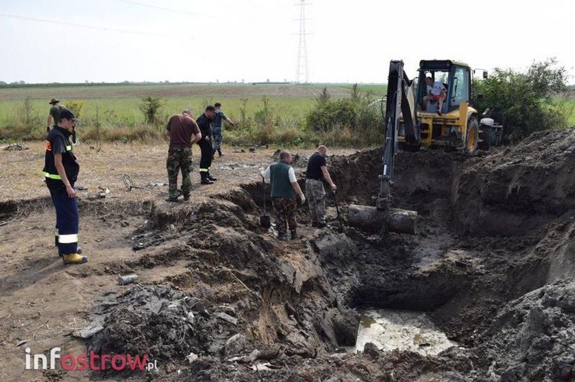 Amerykański bombowiec w polu pod Ostrowem ZDJĘCIA