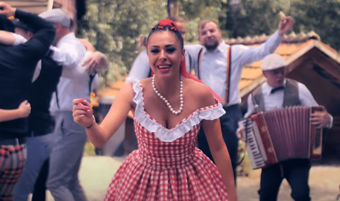 Angie na wiejskiej biesiadzie. Nowy klip kaliskiej wokalistki disco polo WIDEO