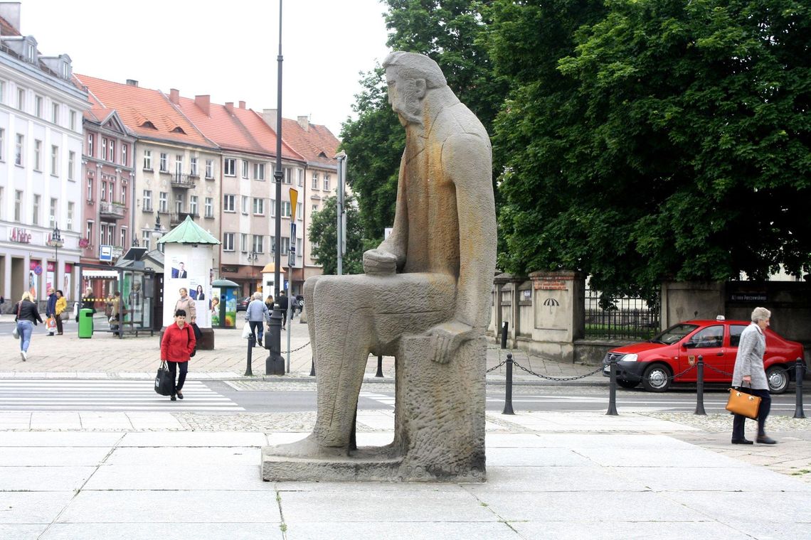 Asnyk do remontu. Likwidacji cokołu i przesunięcia pomnika nie będzie