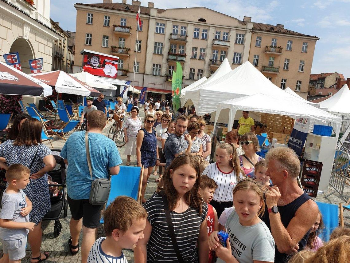 Atrakcja dla dzieci, food trucki, degustacja miodów i piw. Trwa Festiwal Weekendu ZDJĘCIA