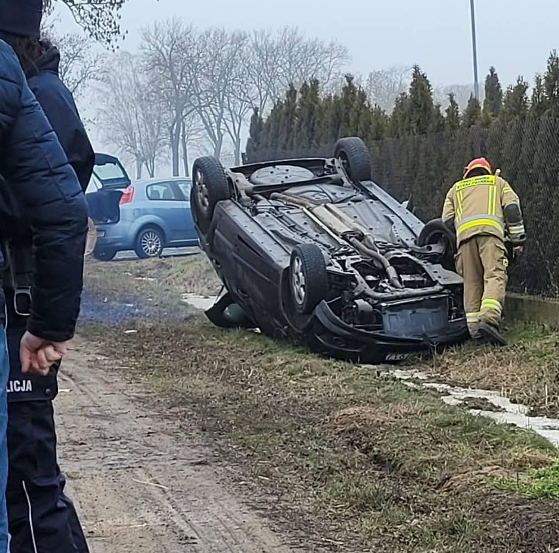 Auto w rowie. W środku matka z rocznym dzieckiem