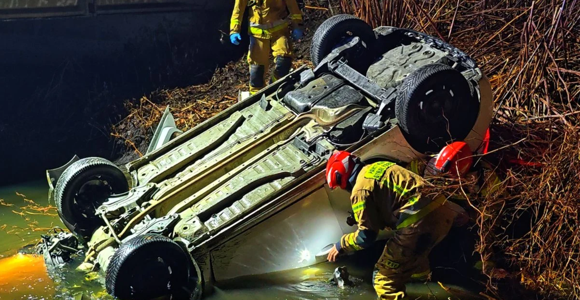 Auto w rzece, reanimacja mężczyzny. Trwa akcja ratunkowa Auto w rzece, reanimacja mężczyzny. Trwa akcja ratunkowa
