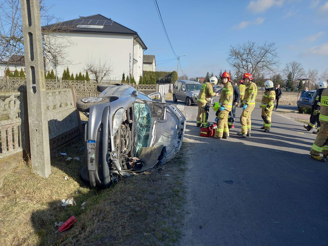 Auto wjechało w ogrodzenie i przewrócił się na bok. Wypadek w Końskiej Wsi