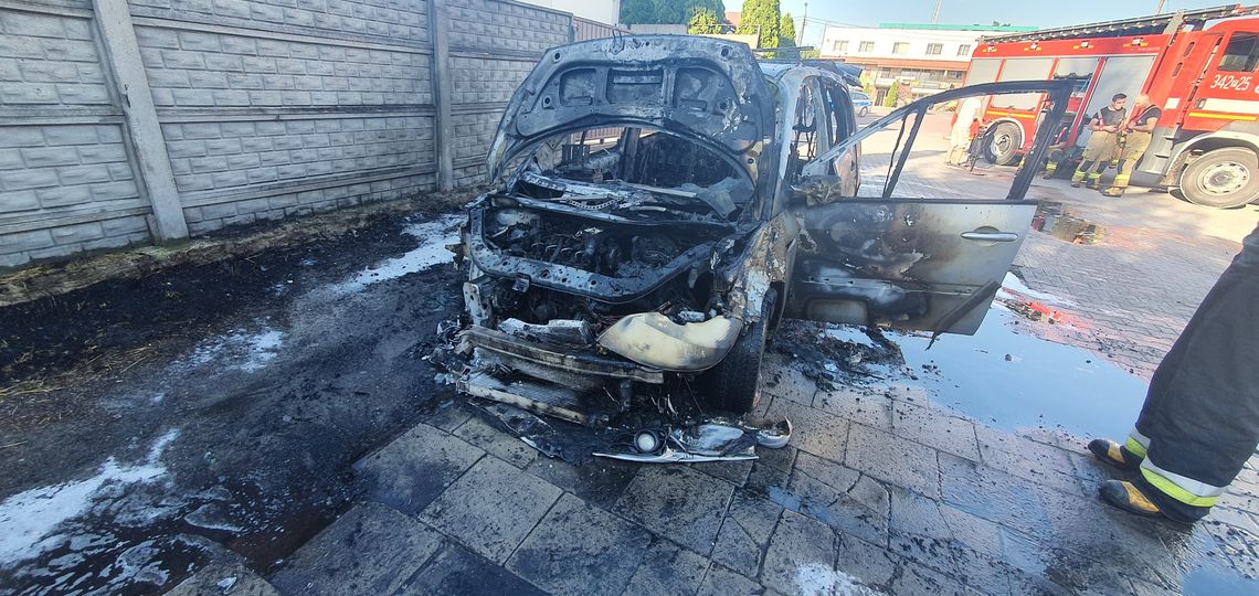 Auto zapaliło się na parkingu. Akcja gaśnicza w Godzieszach Wielkich