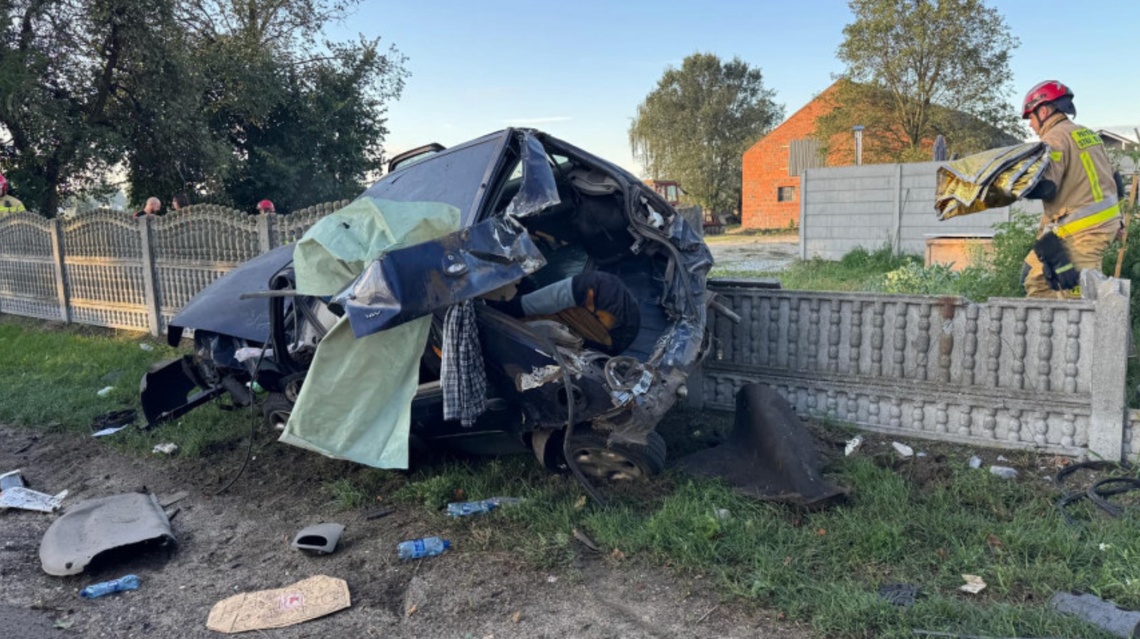 Auto zatrzymało się na płocie. Kierowca wypadł z pojazdu Auto zatrzymało się na płocie. Kierowca wypadł z pojazdu