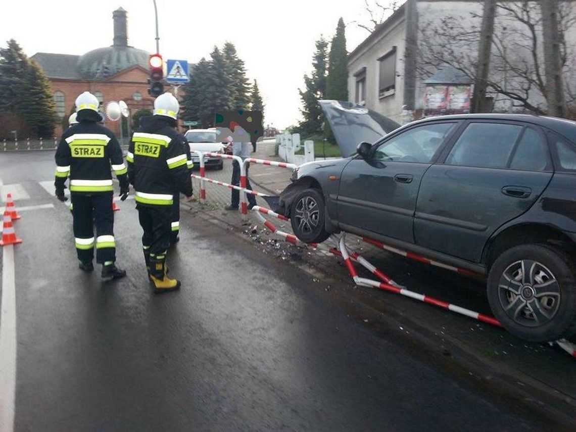 Auto zawisło na barierkach. Kierowca był pijany