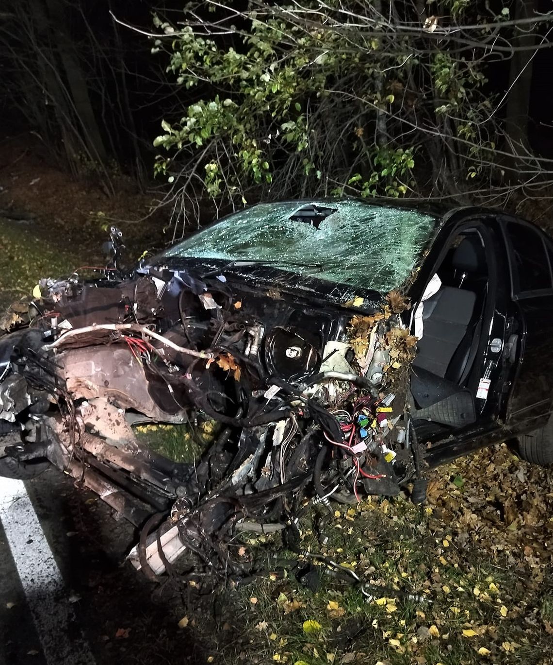 Auto zmiażdżone, młody kierowca z poważnymi obrażeniami ciała w szpitalu