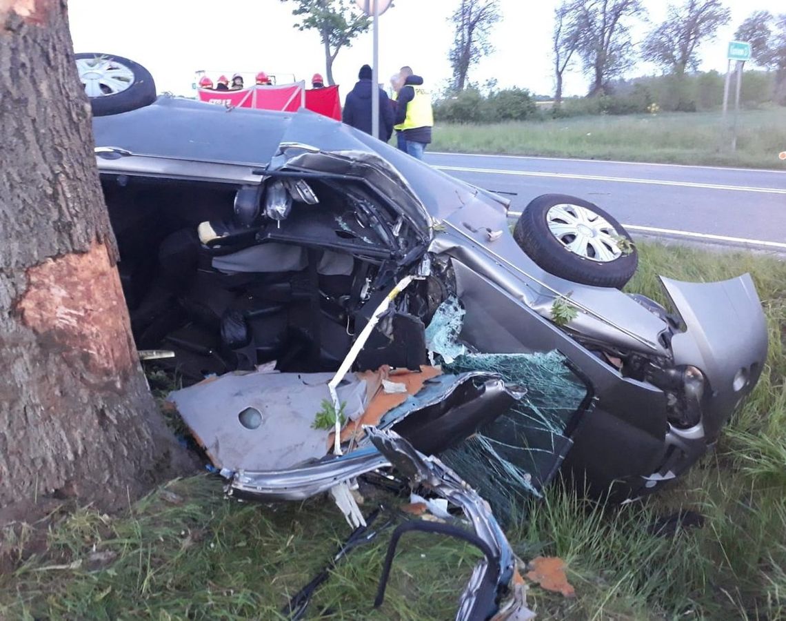 Auto zmiażdżone, zginęły 2 młode osoby.  Ważny apel policji