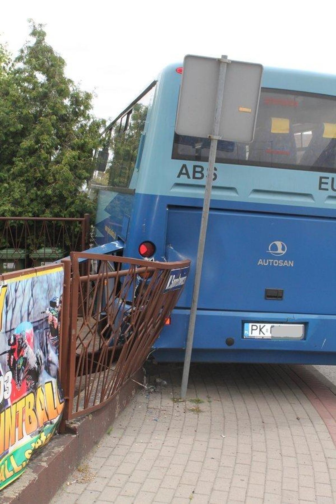 Autobus PKS staranował płot. Policja zabrała kierowcy prawo jazdy