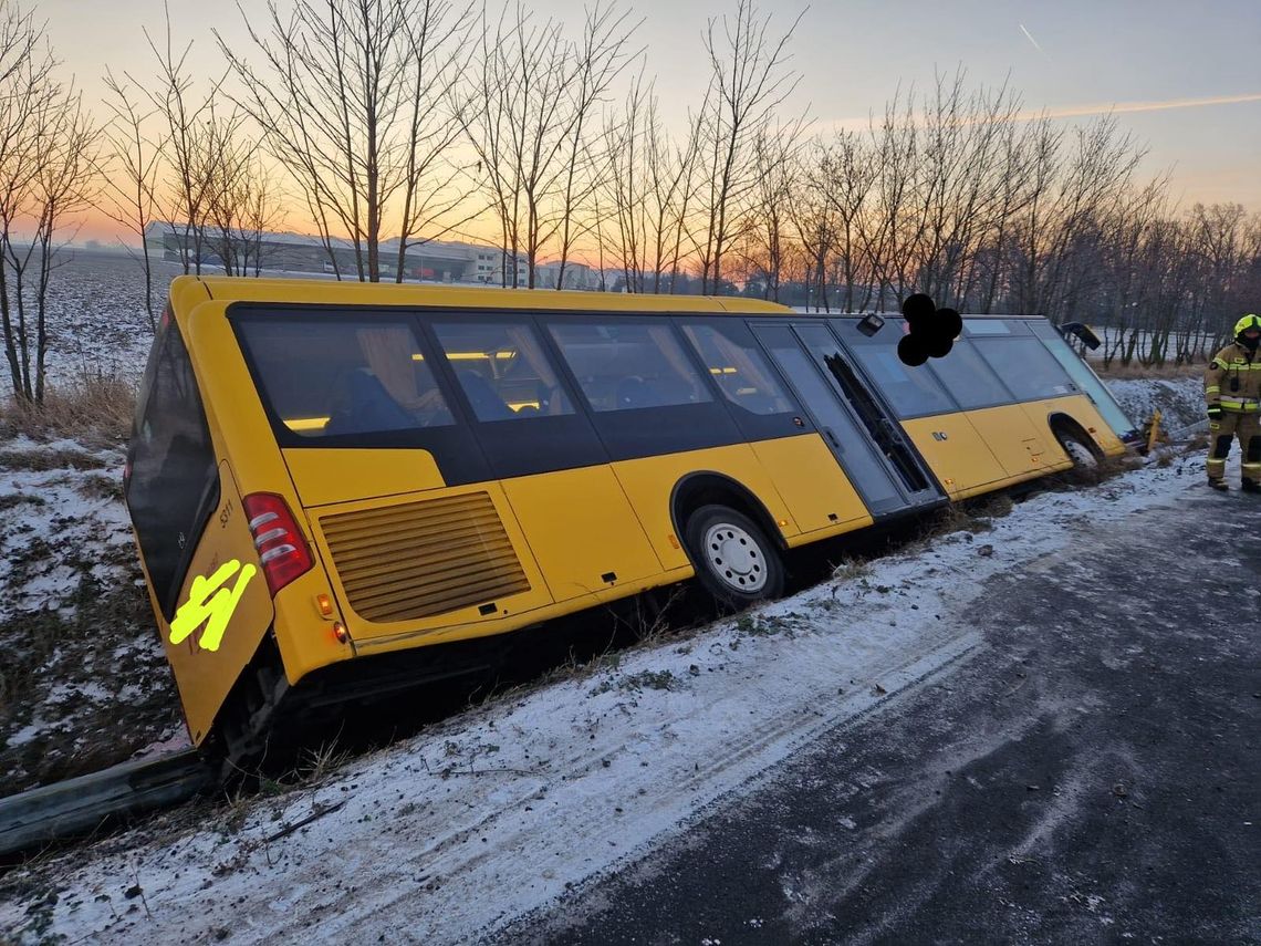 Autobus PKS w rowie. W środku 11 osób ZDJĘCIA