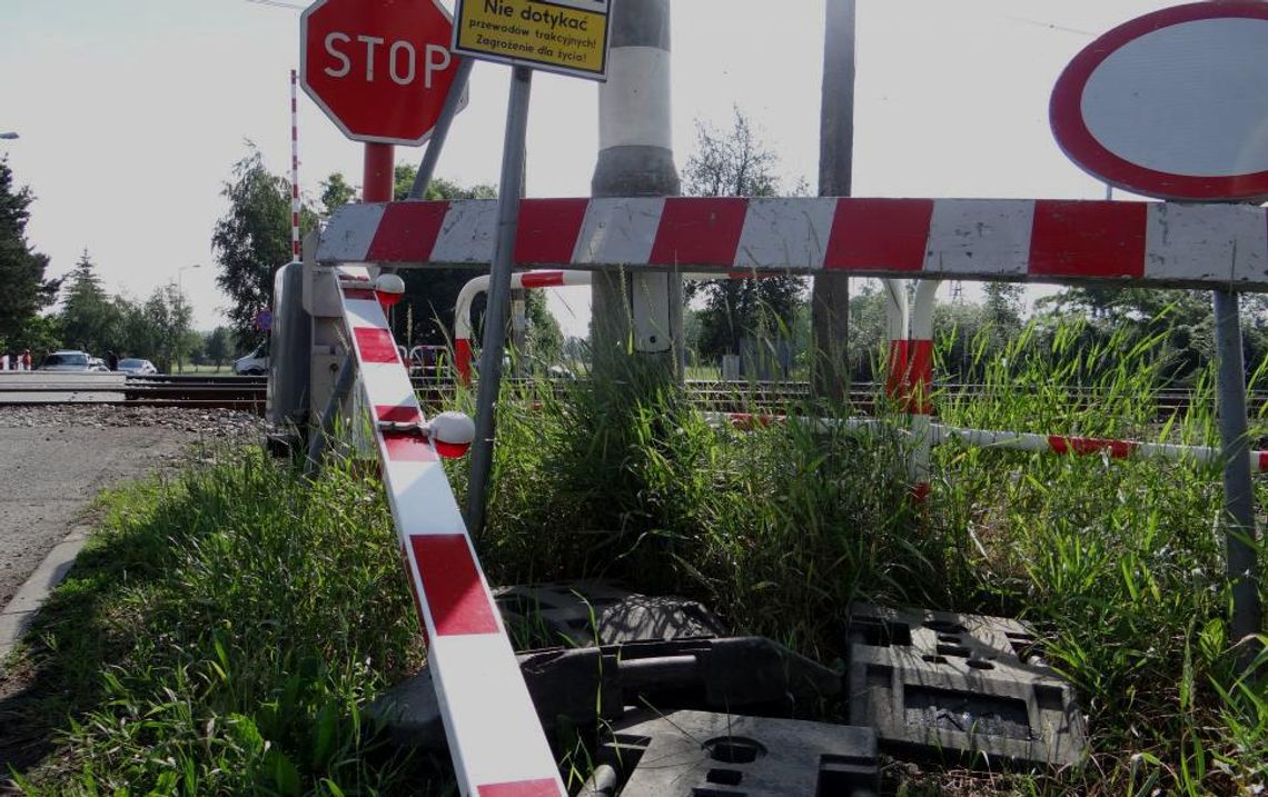 Autobus utknął między rogatkami. „Sprowadzenie katastrofy w ruchu lądowym”