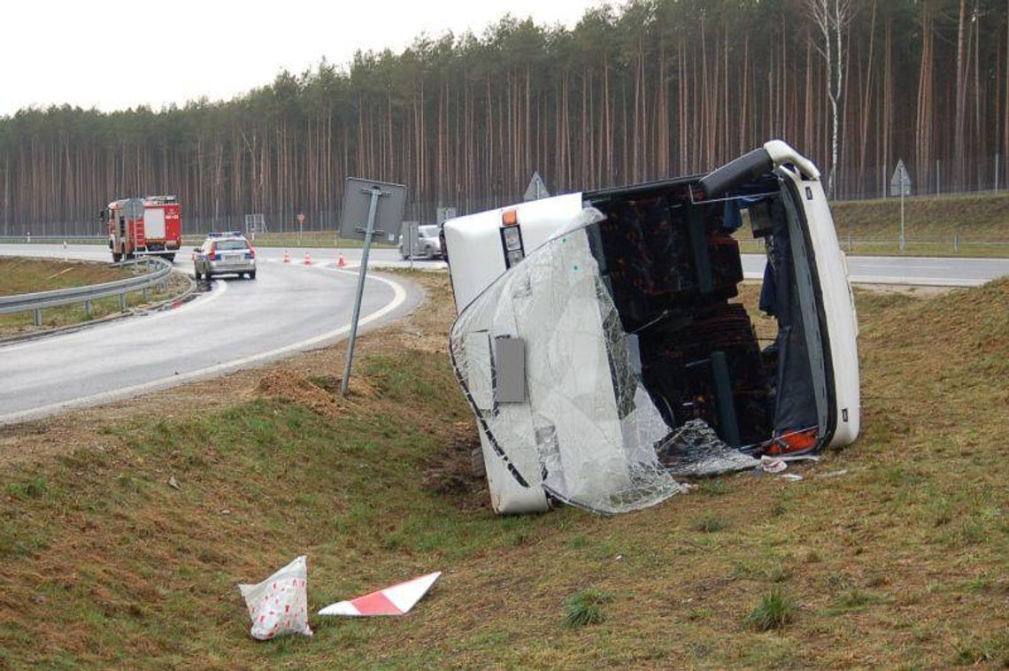 Autobus w rowie. 4 osoby w szpitalu