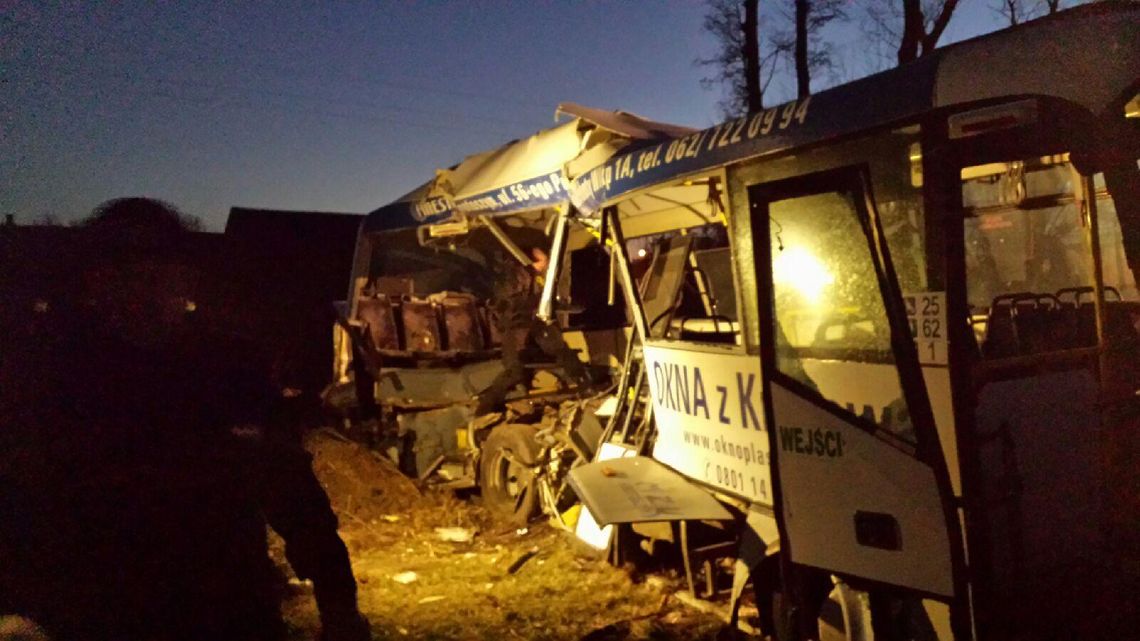 Autobus wjechał pod szynobus. Zginął 16-latek ZDJĘCIA i FILM