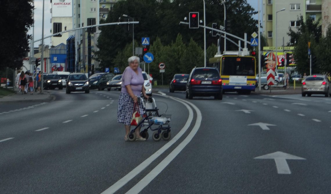 Babcia z balkonikiem na środku ruchliwej trasy. Było o krok od tragedii ZDJĘCIA