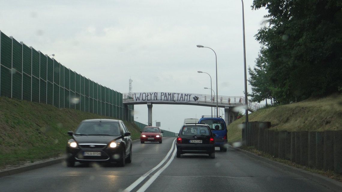 Baner ONR przypomina o okrutnej zbrodni na Polakach