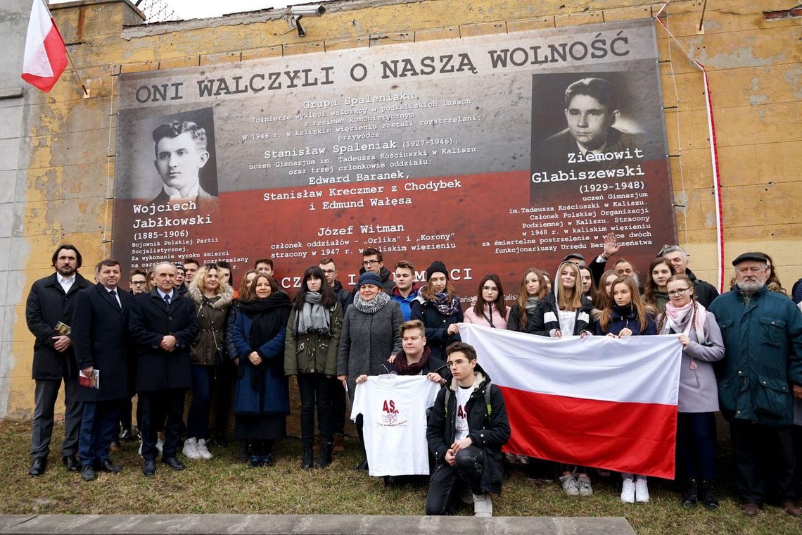 Baner z nazwiskami żołnierzy wyklętych zawisł na murze kaliskiego więzienia ZDJĘCIA