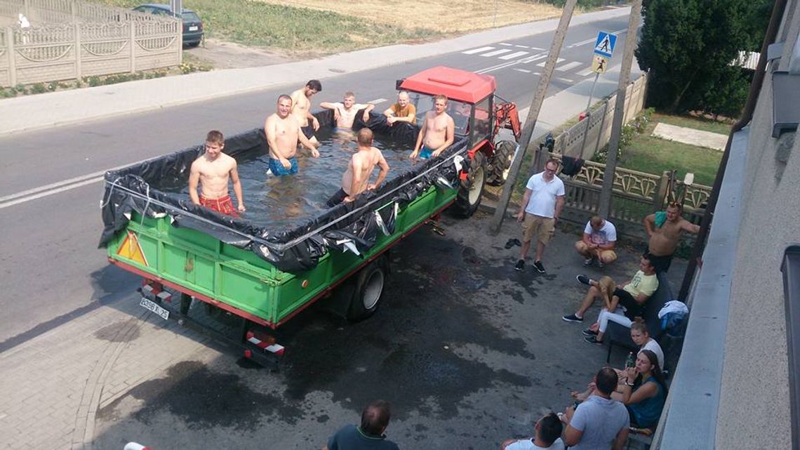 Basen na kółkach, woda w folii. Oryginalne sposoby na upał ZDJĘCIA