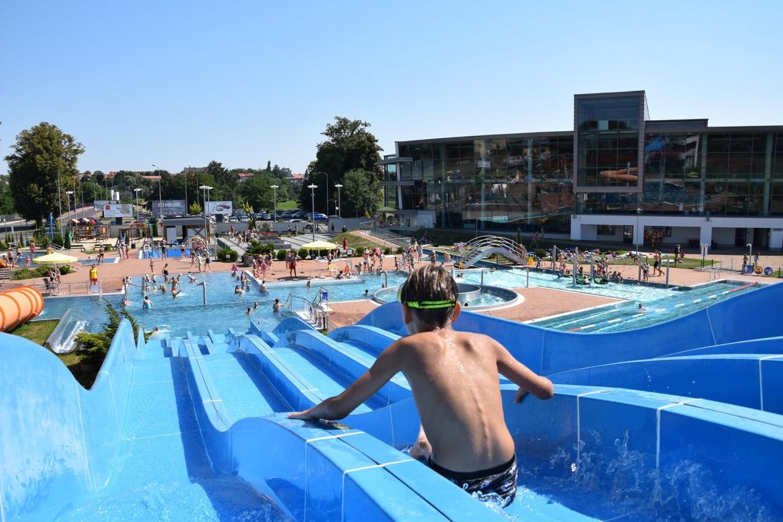 Baseny zewnętrzne w aquaparku z podgrzewaną wodą