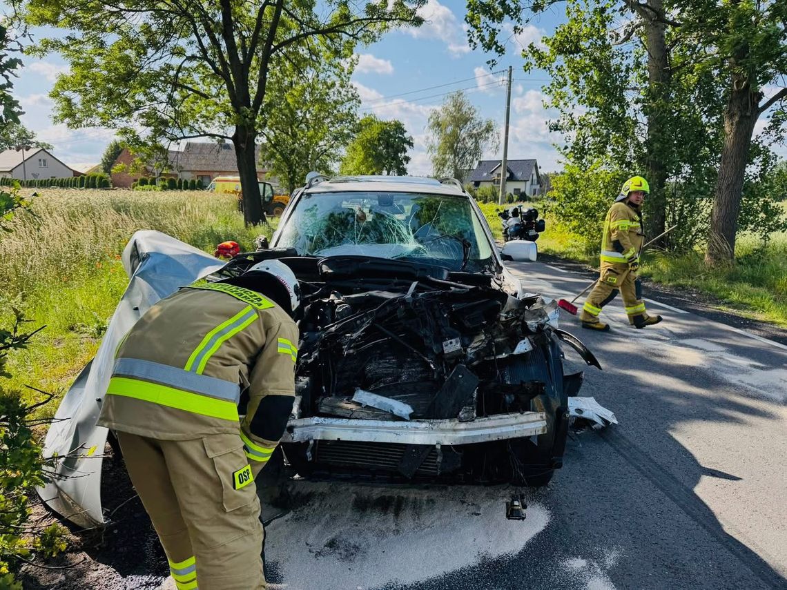 Bez dokumentów i bez wyobraźni. 76-latek wjechał koparką w BMW