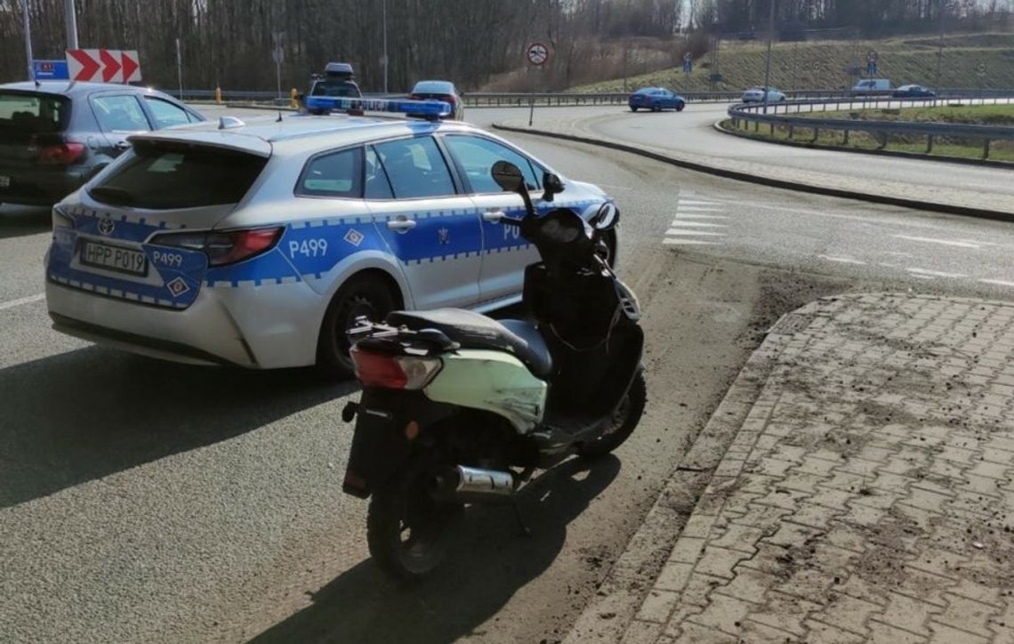 Bez koszulek na motorowerze. Tak nastolatkowie uciekali przed policją