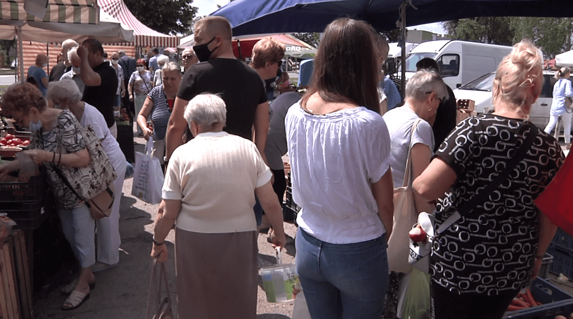 Bez maseczek i społecznego dystansu. Zapominamy o zagrożeniu koronawirusem? WIDEO