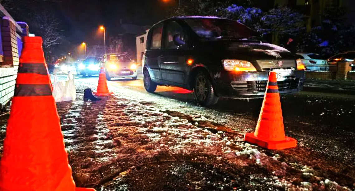 Bez odblasków przechodziła przez drogę. Z obrażeniami trafiła do szpitala