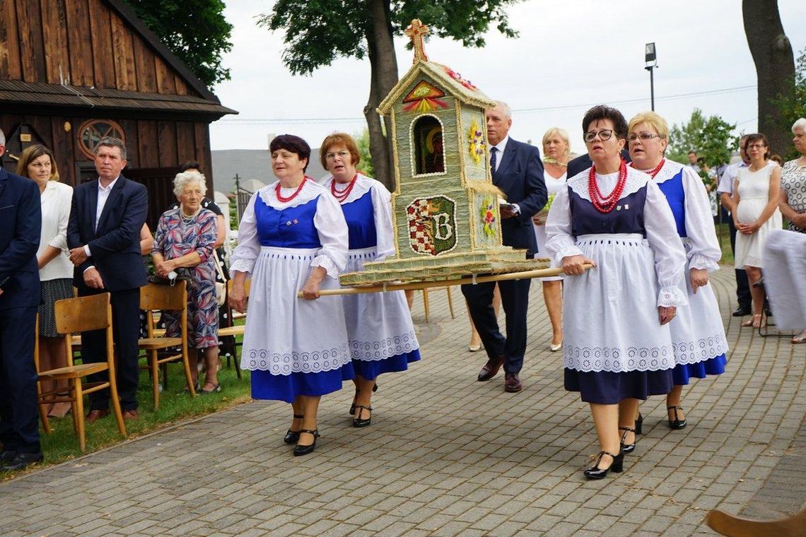 Bez zabawy, tylko z dziękczynną mszą świętą - tak uczcili dożynki w gminie Blizanów ZDJĘCIA