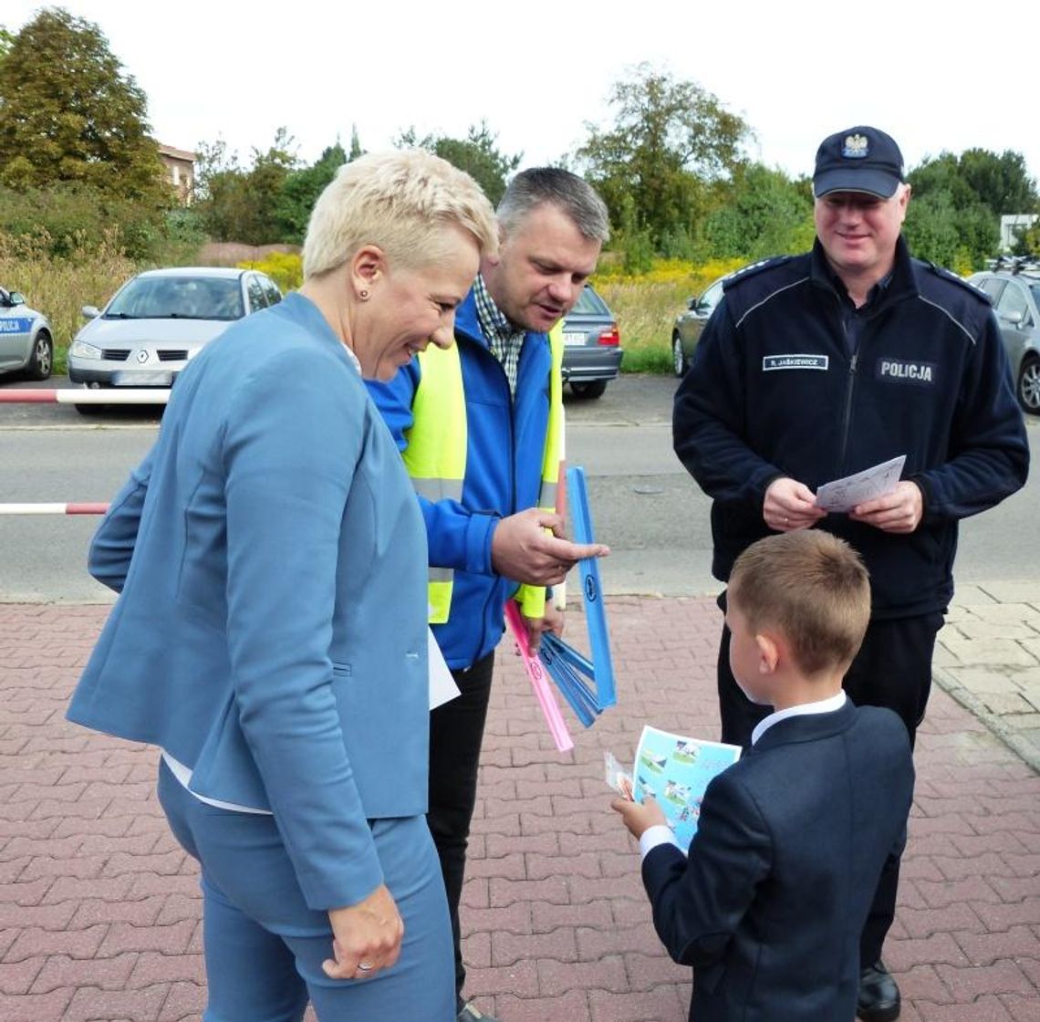 Bezpiecznie do szkoły. Ulotki i odblaski dla uczniów kaliskich szkół ZDJĘCIA