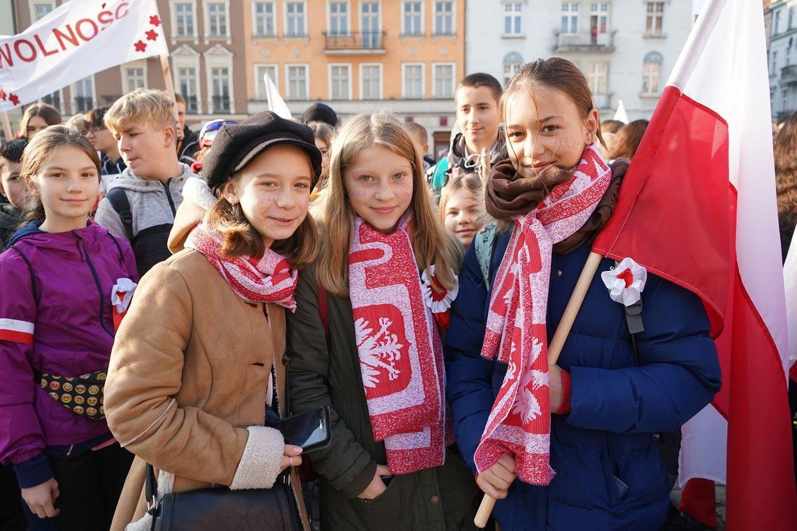 Biało – czerwony Główny Rynek. Tak kaliszanie świętują Odzyskanie Niepodległości ZDJĘCIA