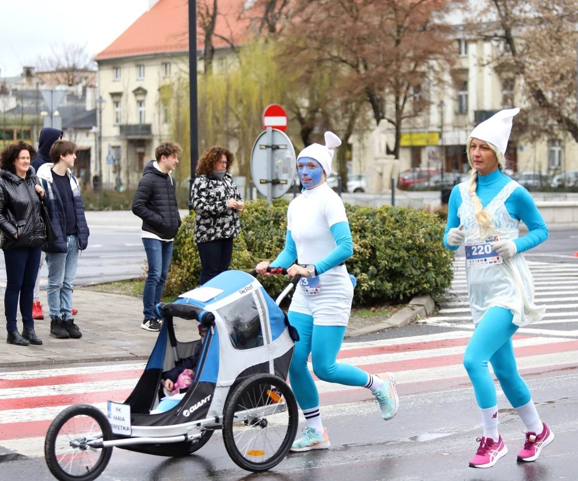 Biegamy, nie śpimy! Smerfna piątka za nami ZDJĘCIA