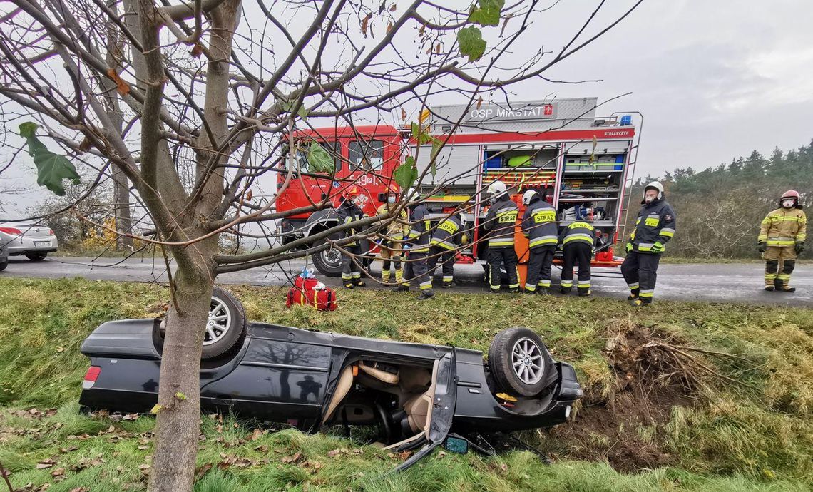 BMW dachowało na drodze, trzy osoby poszkodowane ZDJĘCIA