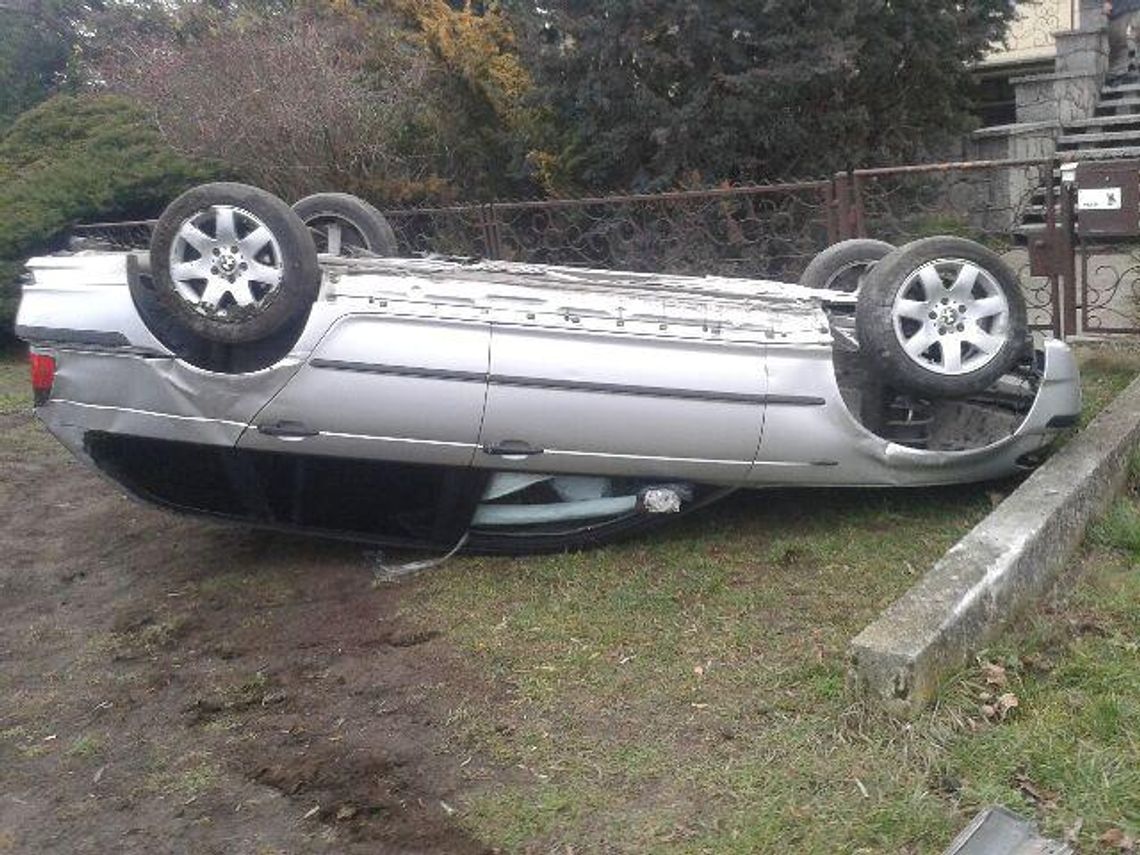 Bmw dachowało tuż przy płocie. Za kierownicą 21-latek