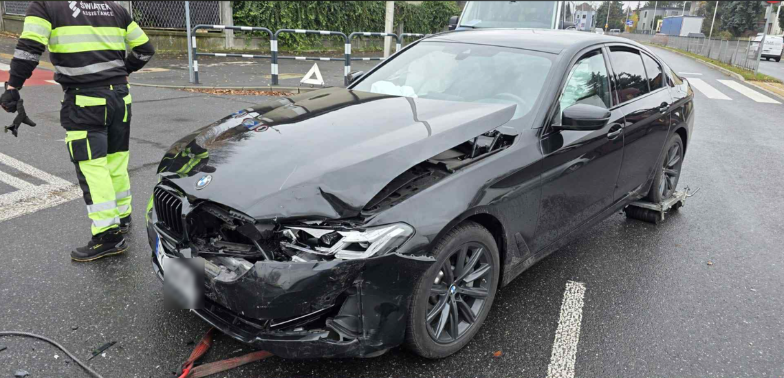 BMW oberwało na skrzyżowaniu. Polo wjechało prosto w nią ZDJĘCIA BMW oberwało na skrzyżowaniu. Polo wjechało prosto w nią ZDJĘCIA