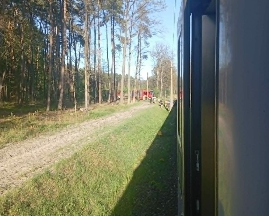 BMW pod pociąg. Ruch na kolei WSTRZYMANY
